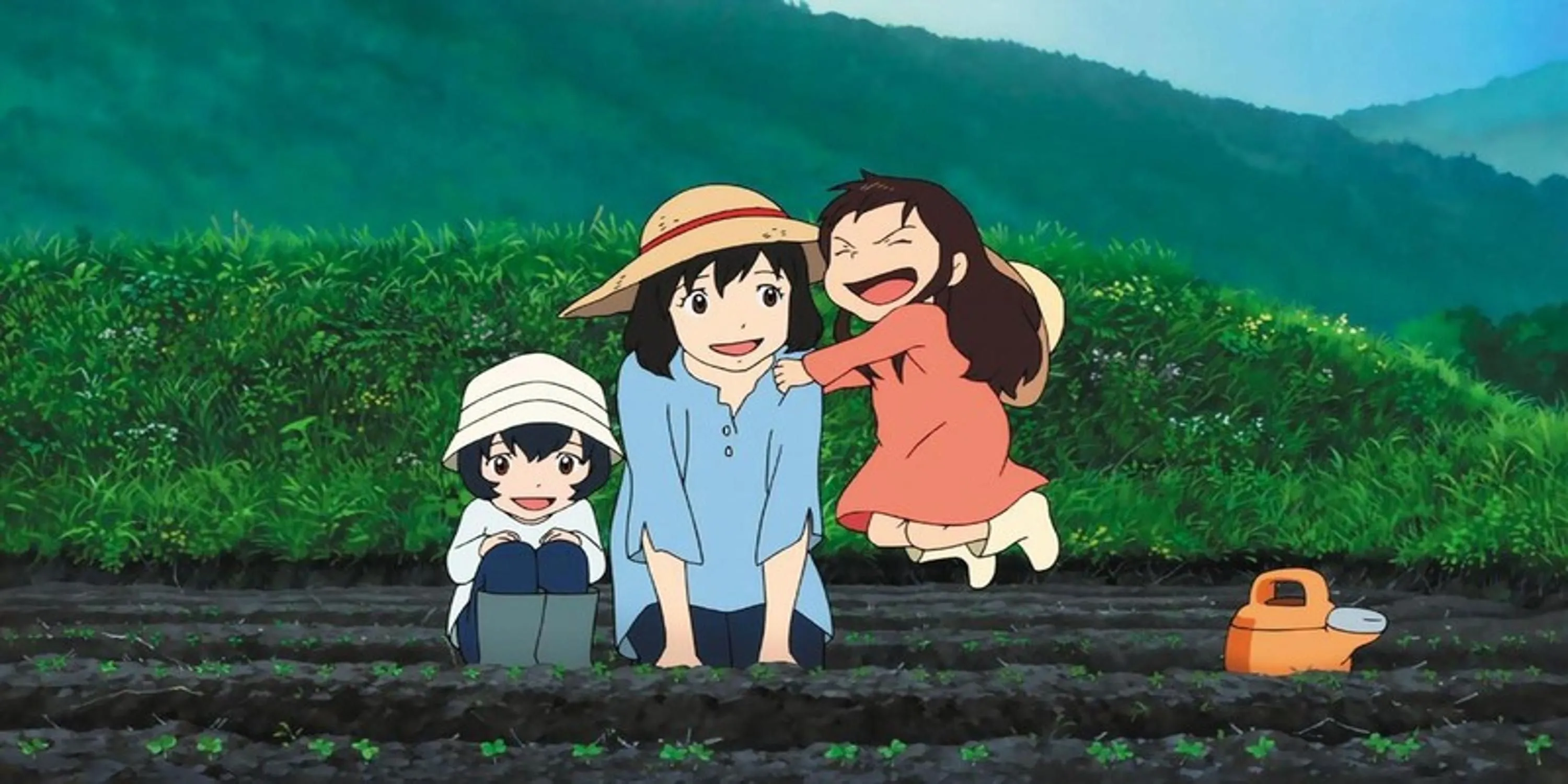 Hình ảnh người mẹ Hana và hai đứa con Yuki, Ame ở dạng người và sói trong bộ phim hoạt hình Wolf Children.
