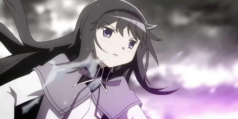 Homura Akemi với vẻ mặt quyết tâm, biểu tượng của tình yêu và hy sinh trong Puella Magi Madoka Magica