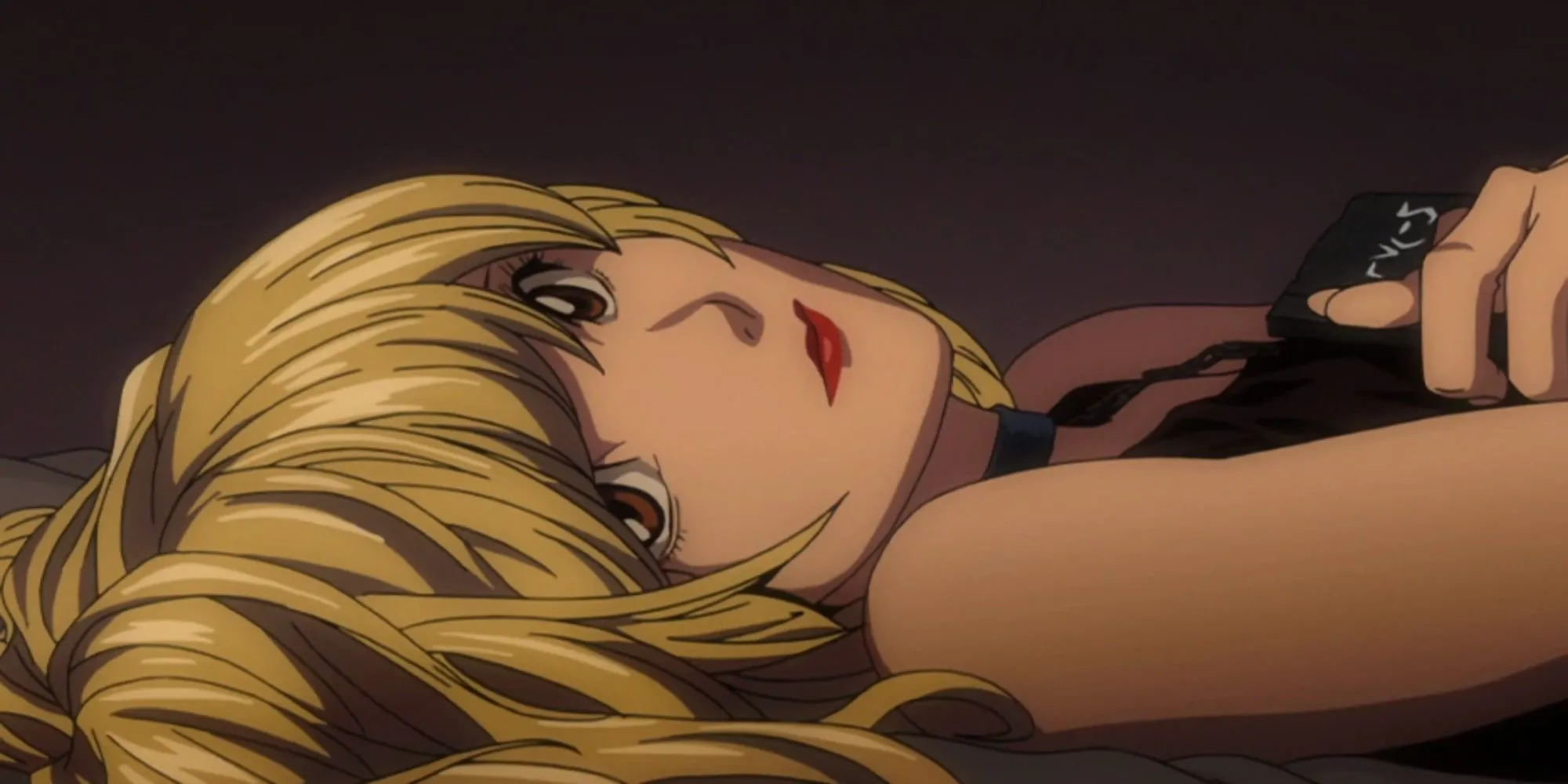 Misa Amane trong Death Note với biểu cảm nhìn nghiêng đầy ẩn ý