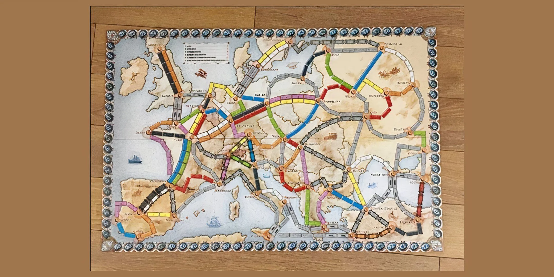Bàn chơi board game Ticket to Ride với các tuyến đường tàu hỏa và thẻ ga.