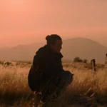 Bella Ramsey trong vai Ellie với tạo hình mới trong The Last of Us mùa 2 của HBO, thể hiện sự trưởng thành và kiên cường.