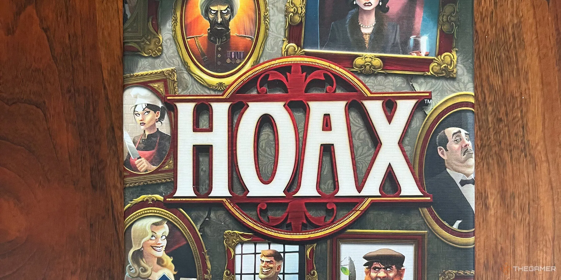 Bìa game Hoax với nhiều bức chân dung nhân vật, tượng trưng cho các vai trò bí mật trong gia đình giàu có.