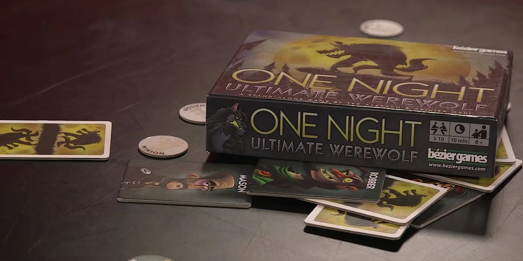 Cận cảnh các thẻ bài và token trong game One Night Ultimate Werewolf, thể hiện không khí suy luận và tranh cãi.