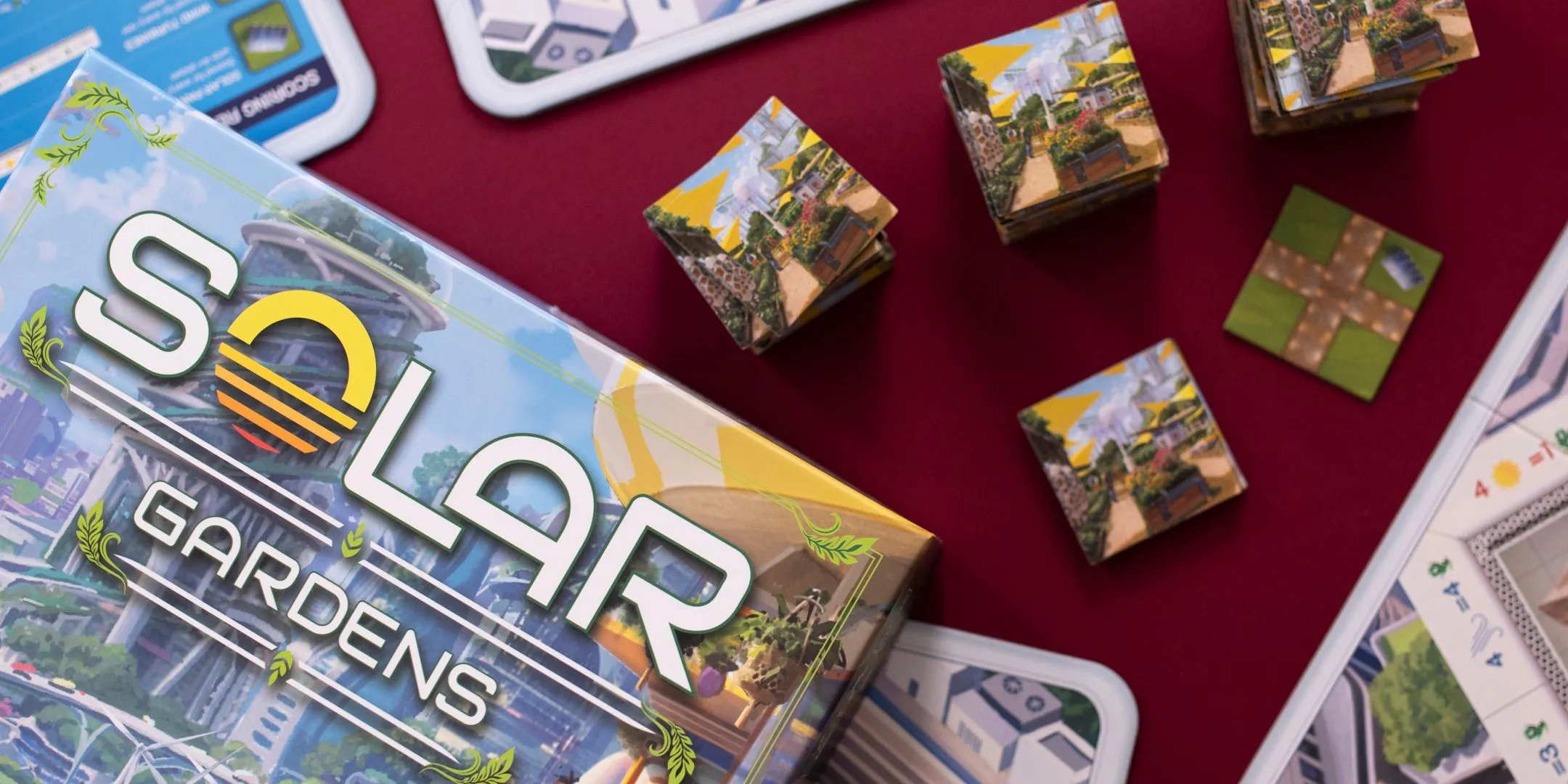 Cận cảnh hộp game và các ô gạch úp mặt trong board game Solar Gardens của Darrington Press