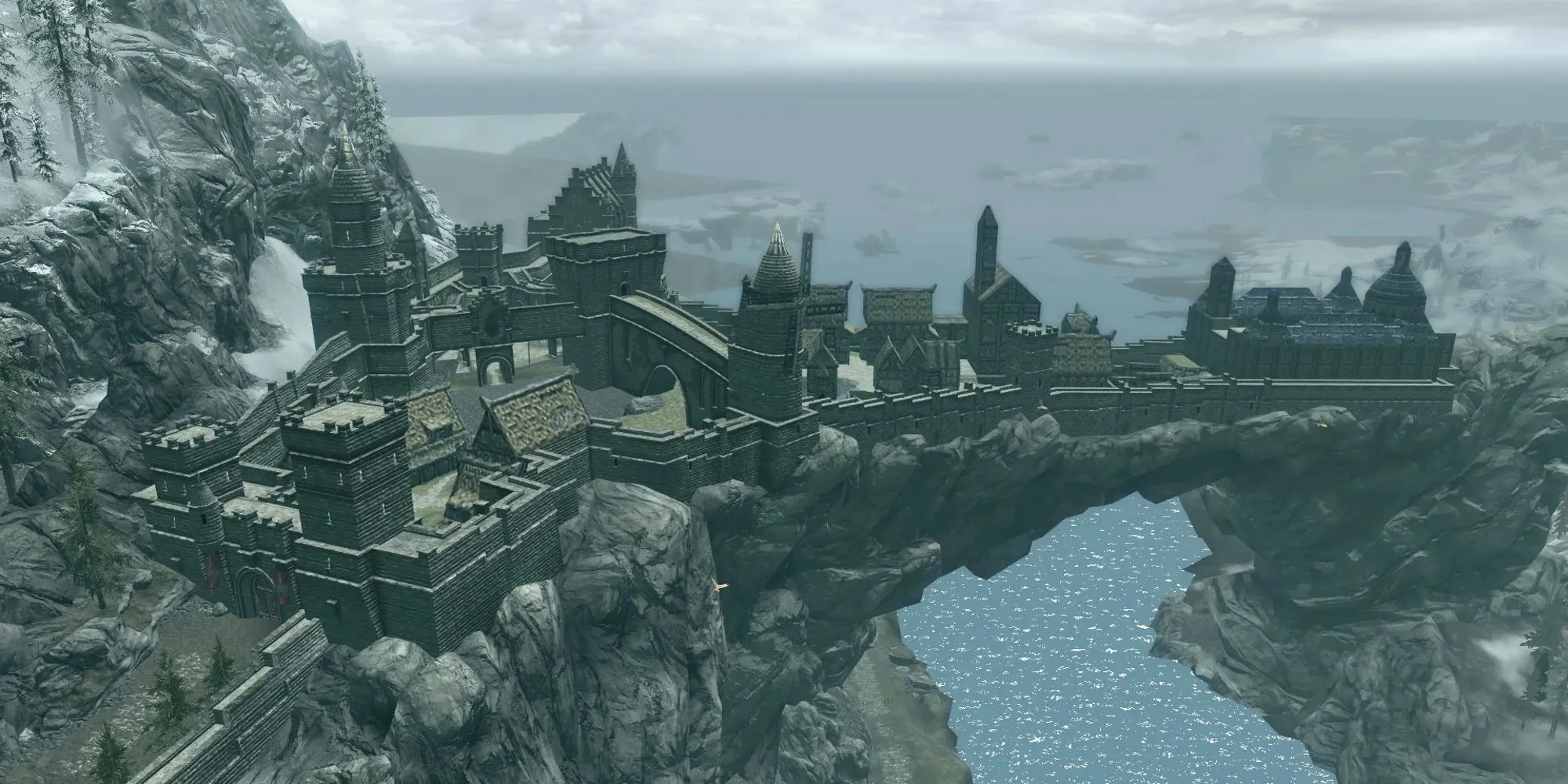 Game thủ ngắm nhìn Solitude từ trên cao trong Skyrim, thành phố hoàng gia đầy uy nghi.
