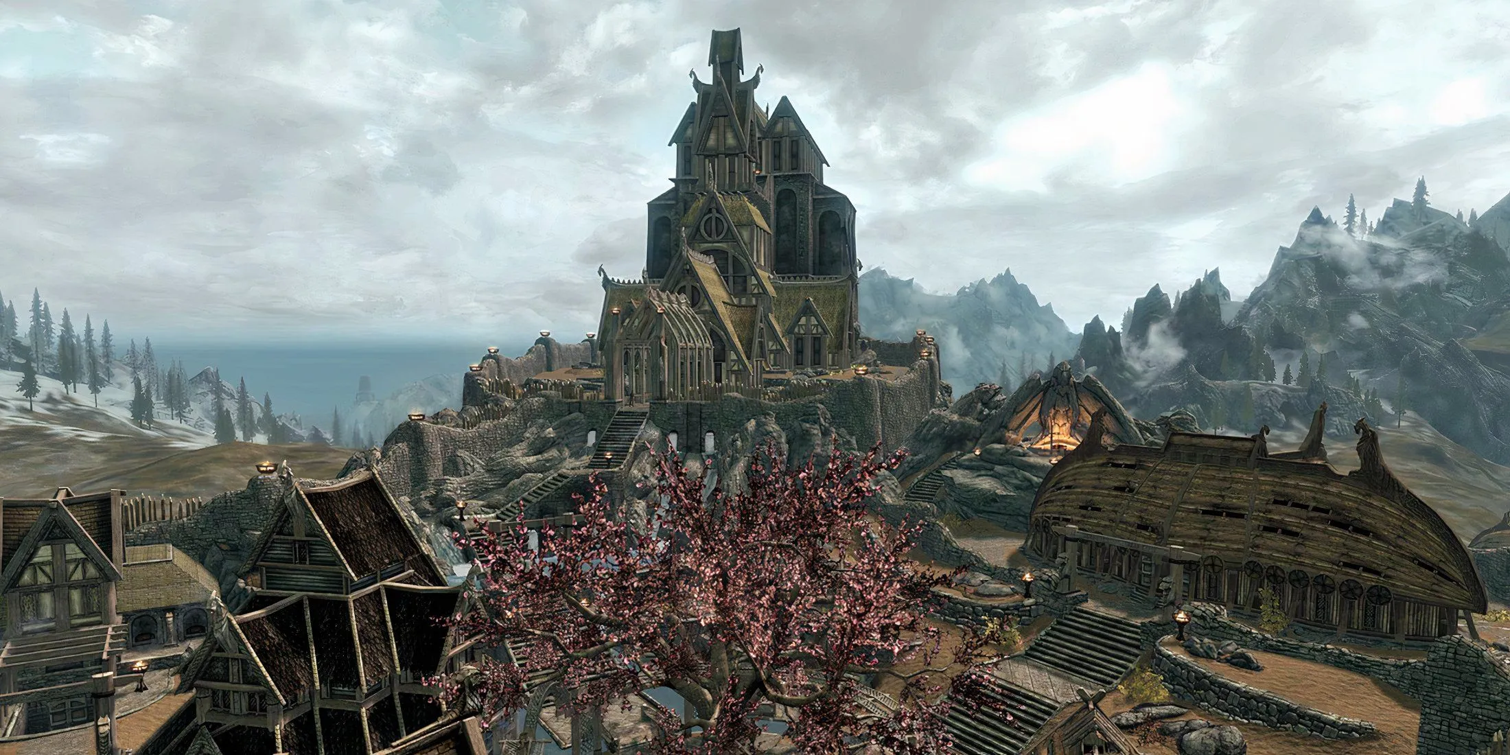 Game thủ nhìn ra khu vực Cloud District của thành phố Whiterun trong Skyrim, biểu tượng của vùng đất.