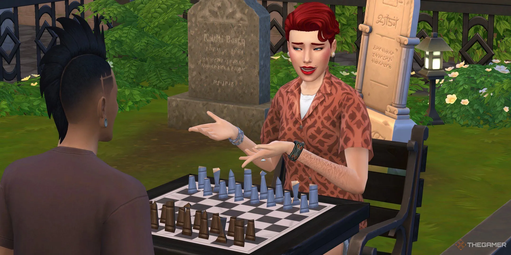 Hai nhân vật Sims chơi cờ vua bên cạnh các bia mộ trong The Sims 4, tạo không khí tĩnh lặng.
