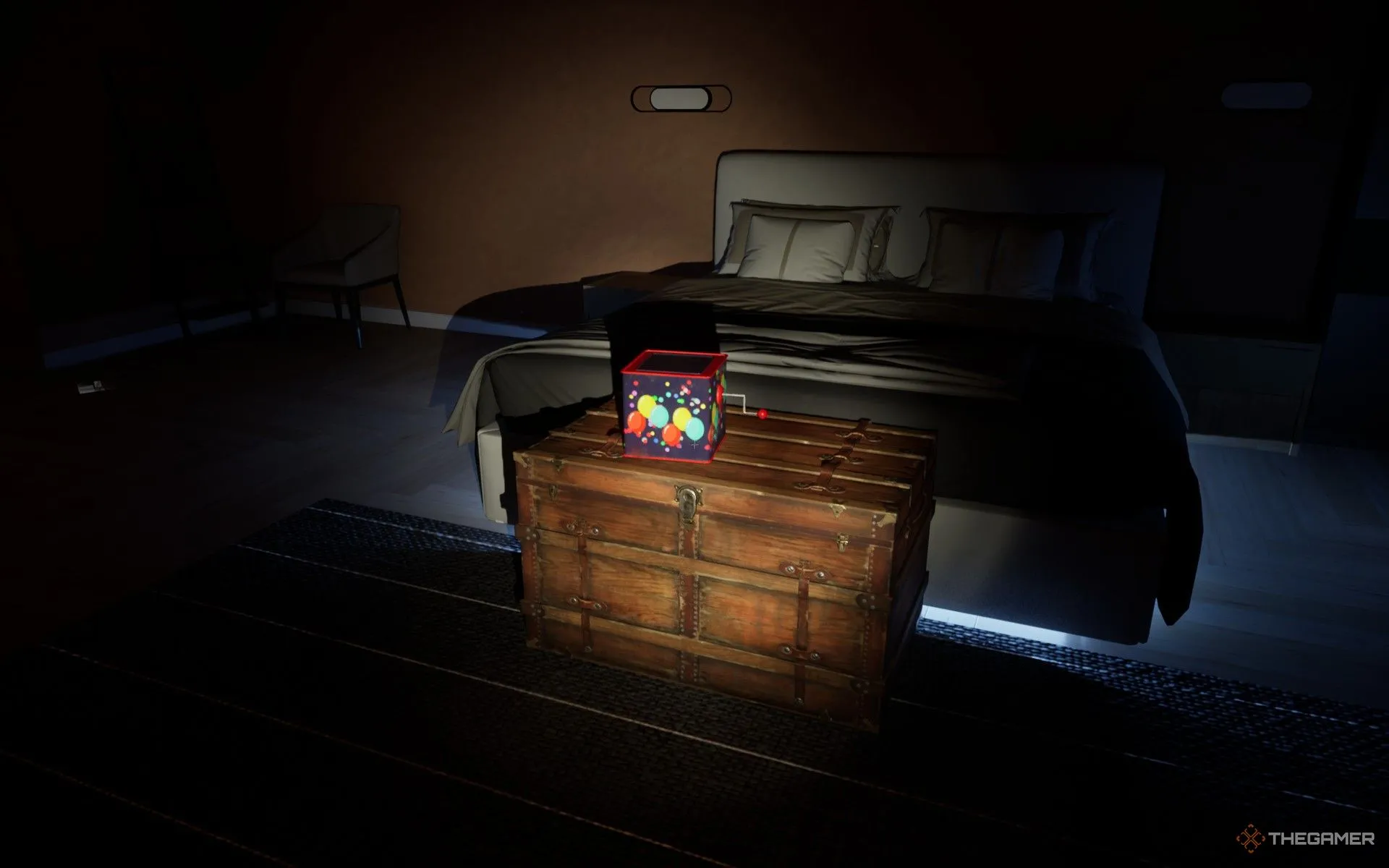 Hộp Jack-in-the-box kỳ lạ bên trong Phòng ngủ Lá chắn trong Dead Take.
