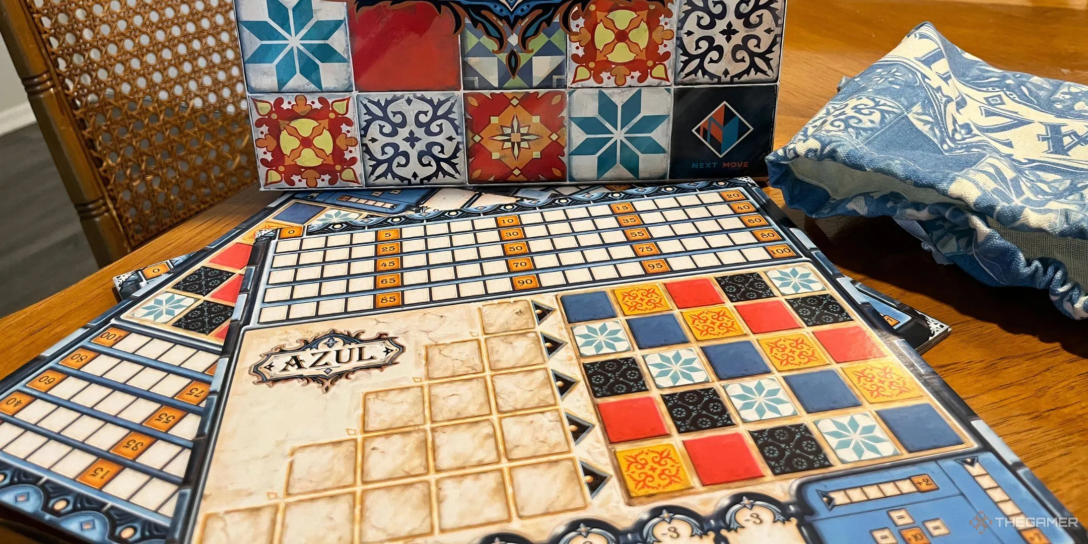 Hộp và bảng chơi game Azul với những viên gạch đầy màu sắc, minh họa lối chơi thu thập gạch nghệ thuật.