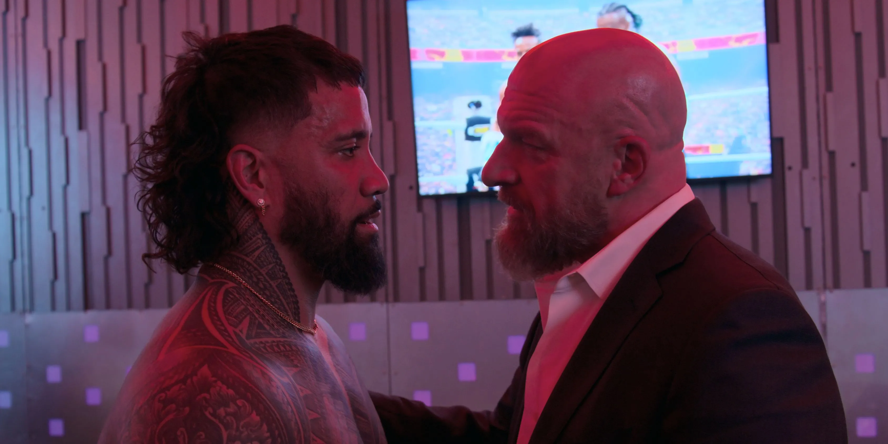 Jey Uso và Triple H trong hậu trường series WWE Unreal Netflix, thể hiện những câu chuyện cảm xúc và thành công.