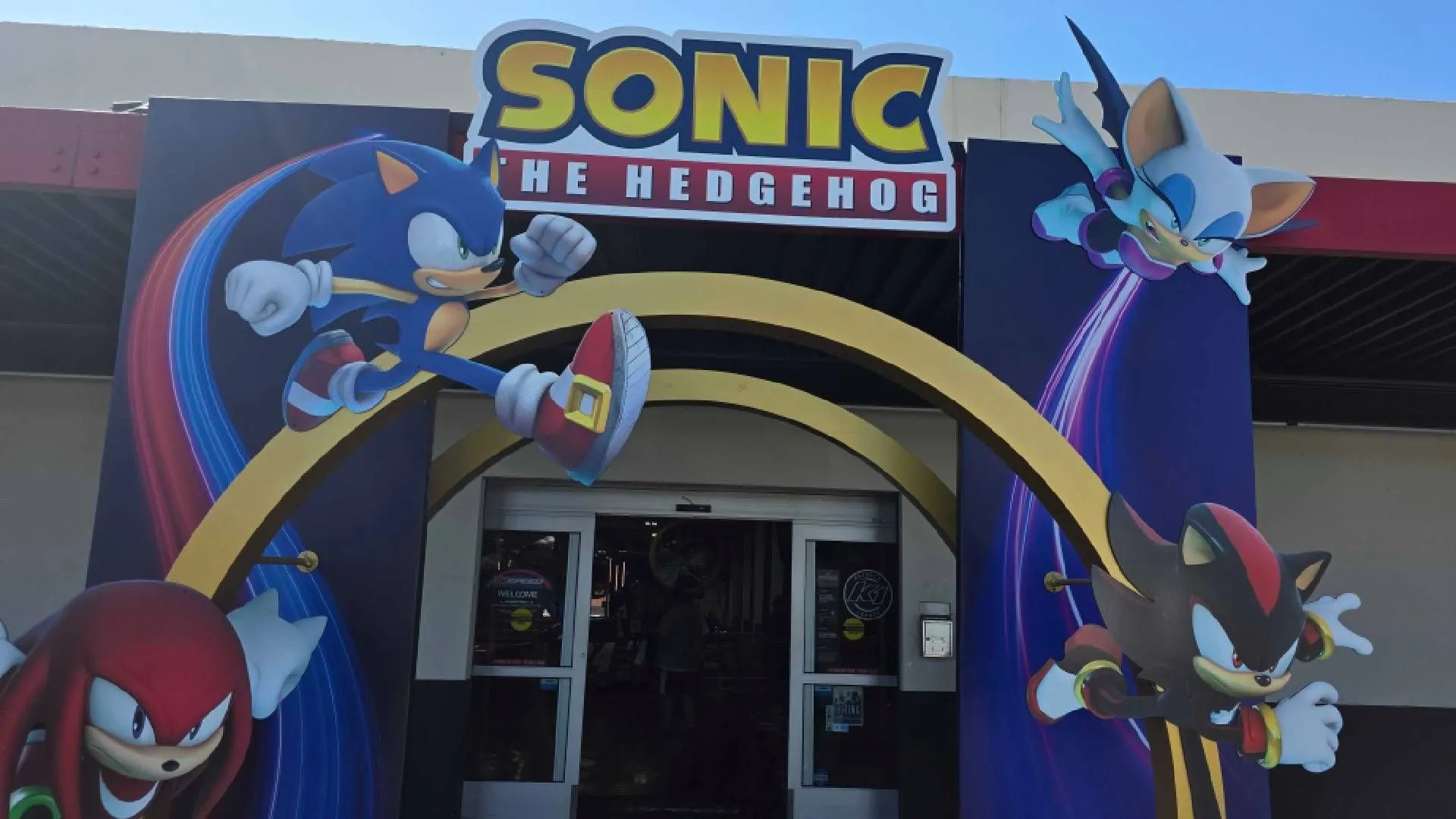 Lối vào K1 Speed được trang trí chủ đề Sonic Racing Crossworlds tại San Diego Comic-Con, với các banner và hình nộm Sonic khổng lồ.