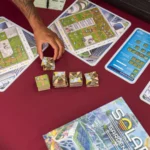Một người chơi đang đặt những ô gạch thiết kế vườn và năng lượng trong board game Solar Gardens