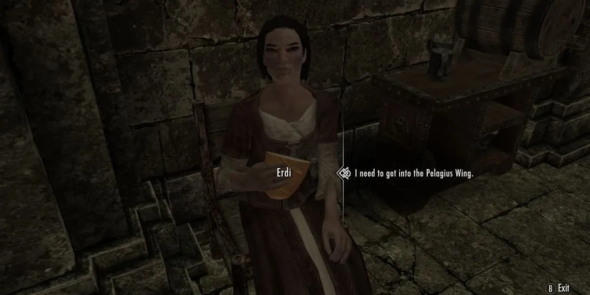Một người phụ nữ trong cung điện ở Solitude đưa chìa khóa cho Dragonborn