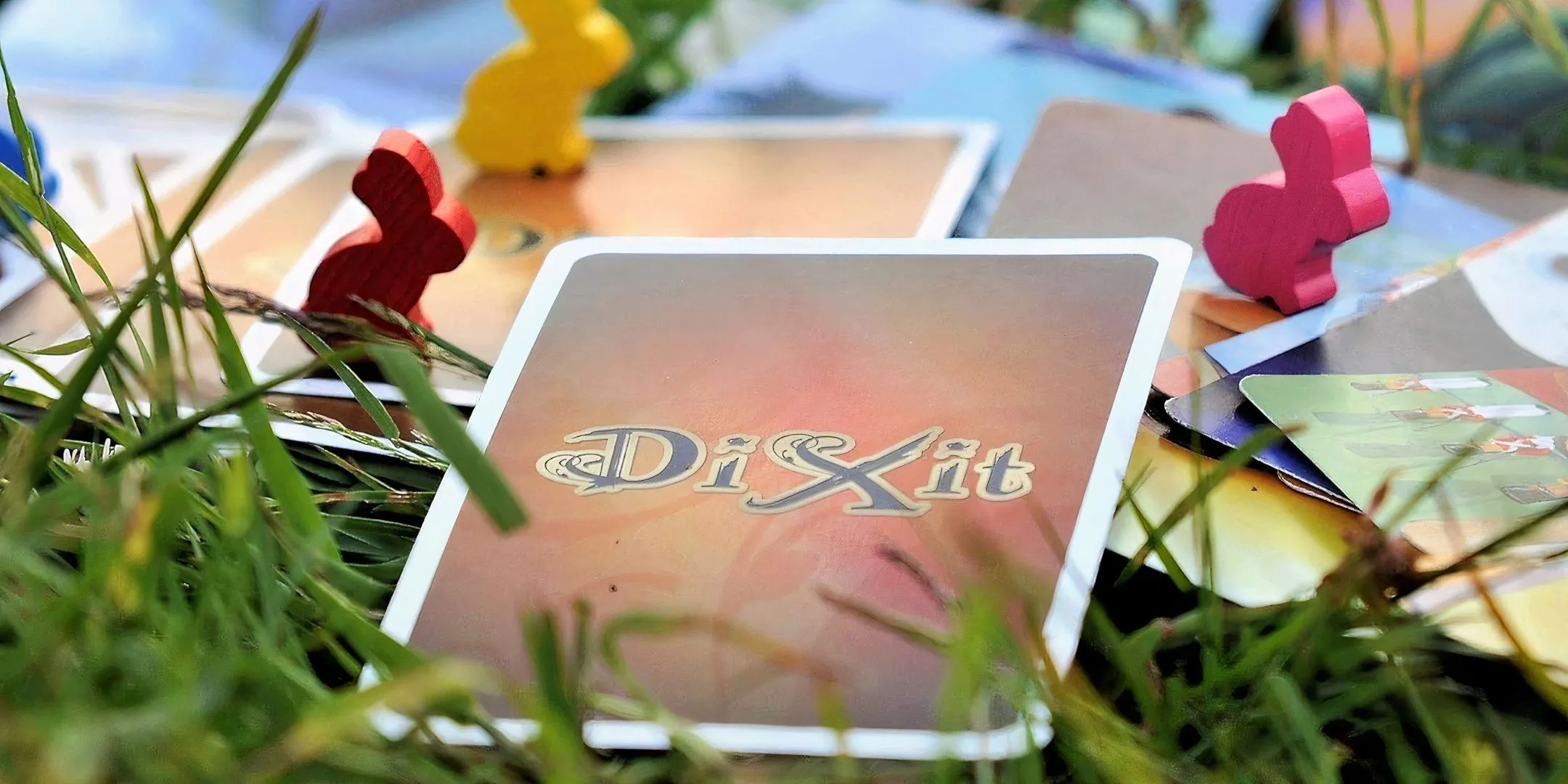 Một thẻ bài nghệ thuật trong game Dixit với hình ảnh minh họa đầy tính biểu tượng, đại diện cho lối chơi kể chuyện độc đáo.