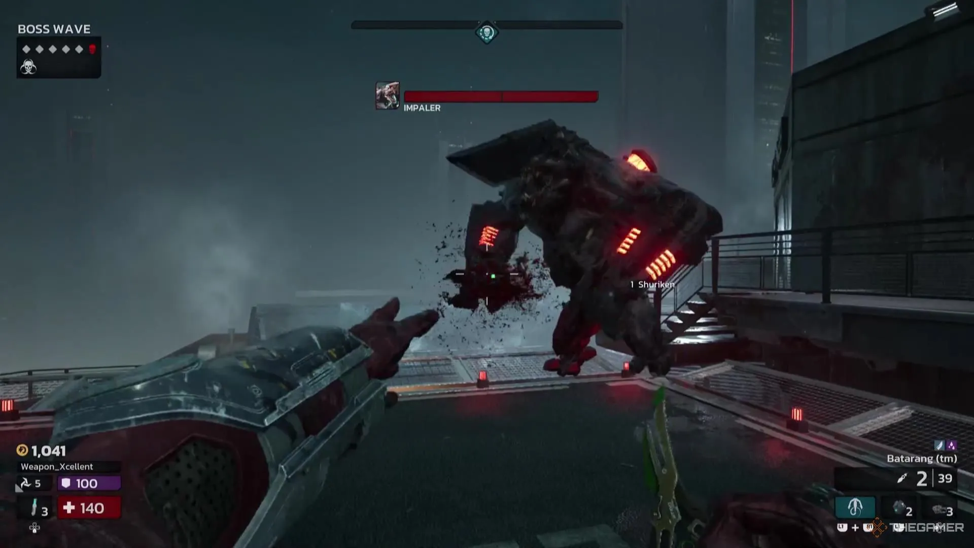 Nhân vật ném phi tiêu Shuriken vào boss Impaler trong Killing Floor 3, làm rõ quan niệm về độ khó vòng đấu trùm.
