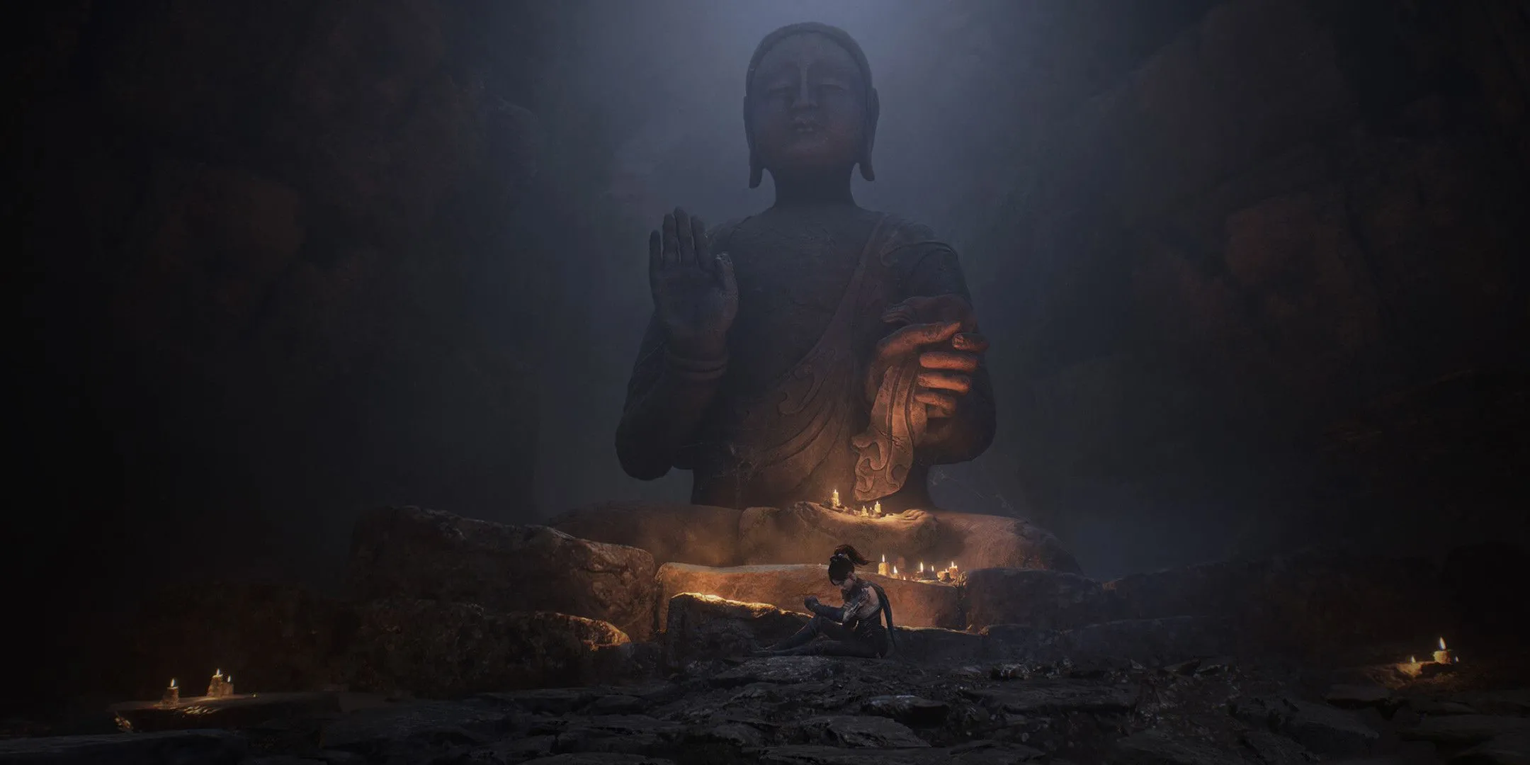 Nữ nhân vật trong Wuchang Fallen Feathers ngồi dưới chân tượng Phật khổng lồ, thể hiện bối cảnh game.