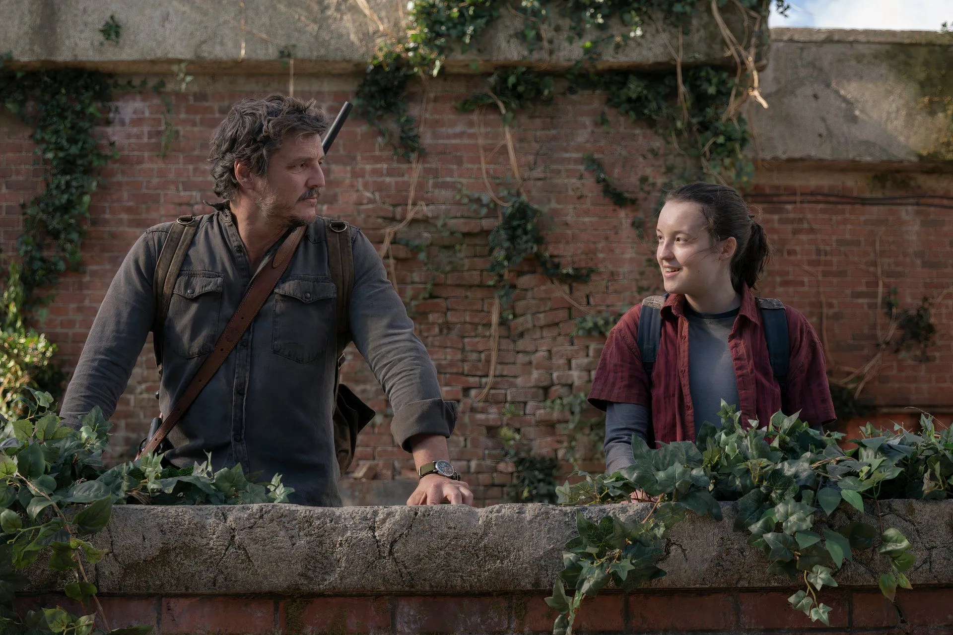Pedro Pascal và Bella Ramsey trong vai Joel và Ellie từ series The Last of Us mùa 1