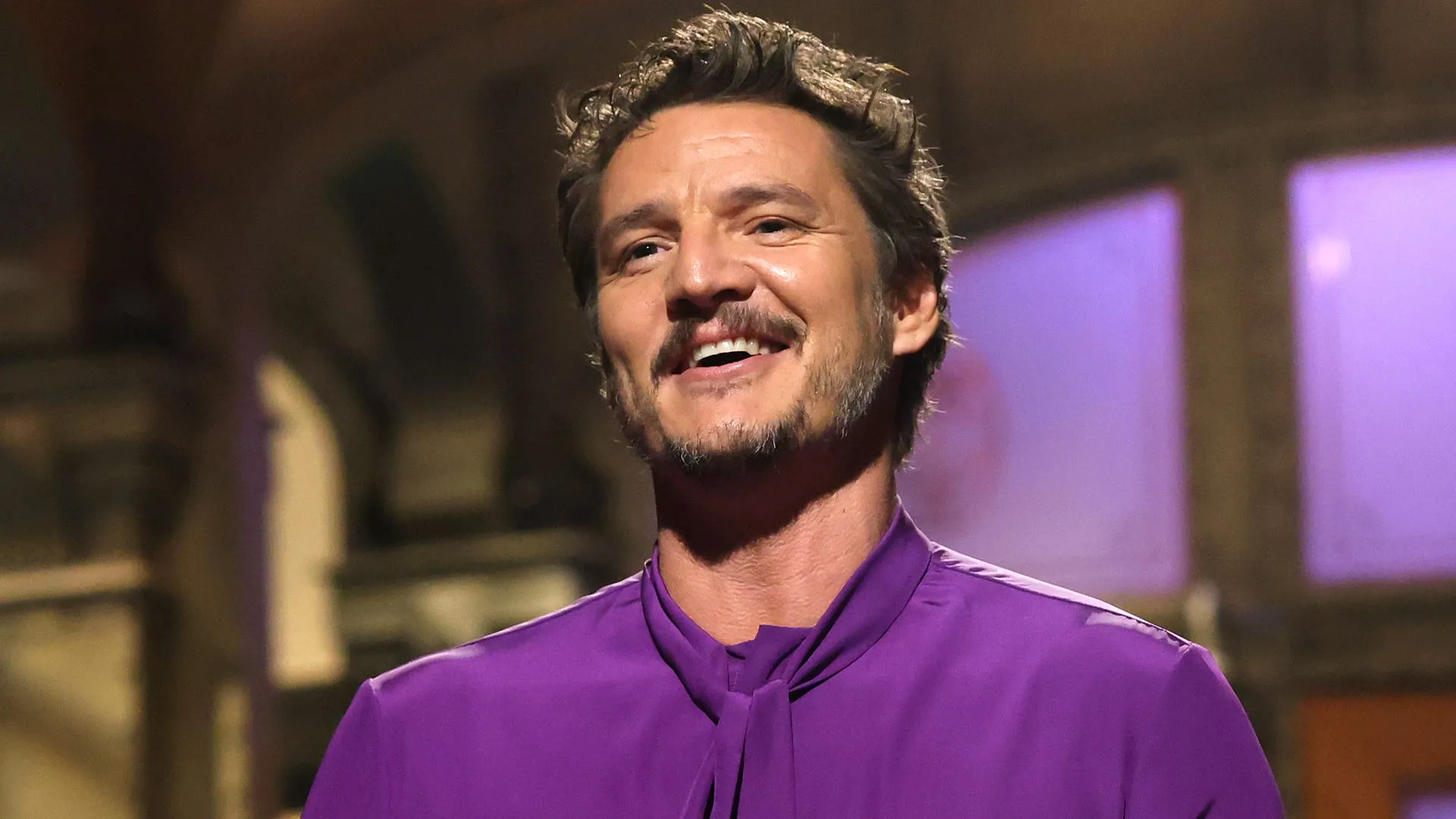 Pedro Pascal với biểu cảm tự tin, biểu tượng của sự nghiệp diễn xuất thăng hoa