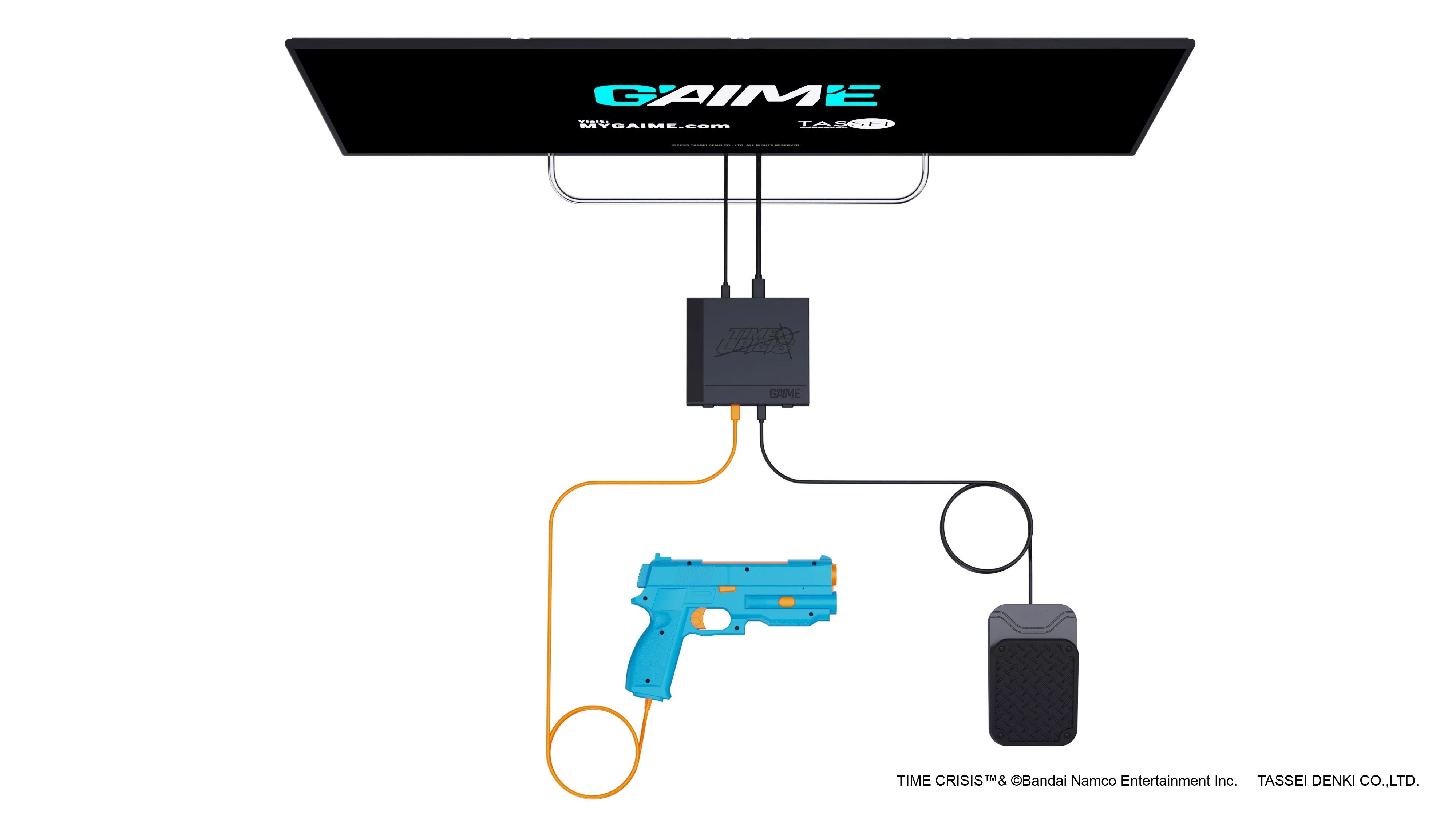 Thiết lập tay cầm G'aim'e Plug &amp; Play và bộ điều khiển trung tâm đặt cạnh TV, mô phỏng trải nghiệm game arcade tại nhà.